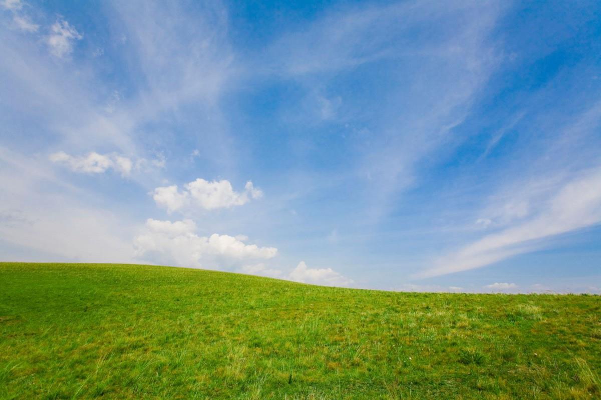 草原上的蓝天白云图片
