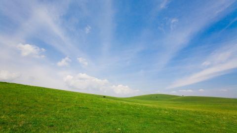 草原上的蓝天白云图片