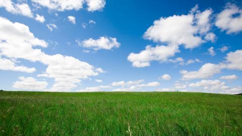 草原上的蓝天白云图片