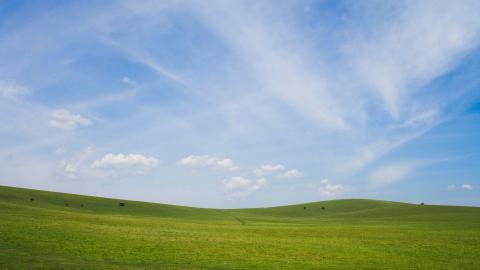 草原上的蓝天白云图片