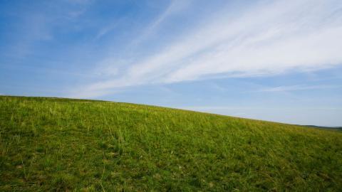 草原上的蓝天白云图片