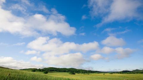 草原上的蓝天白云图片