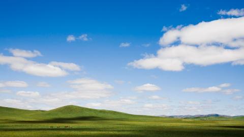 草原上的蓝天白云图片