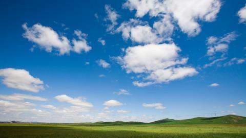 草原上的蓝天白云图片