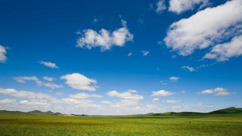 草原上的蓝天白云图片