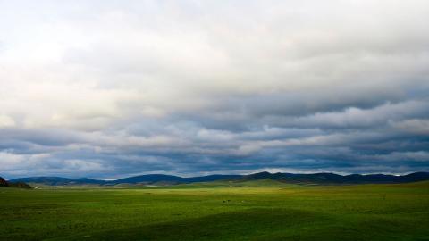 草原上的蓝天白云图片