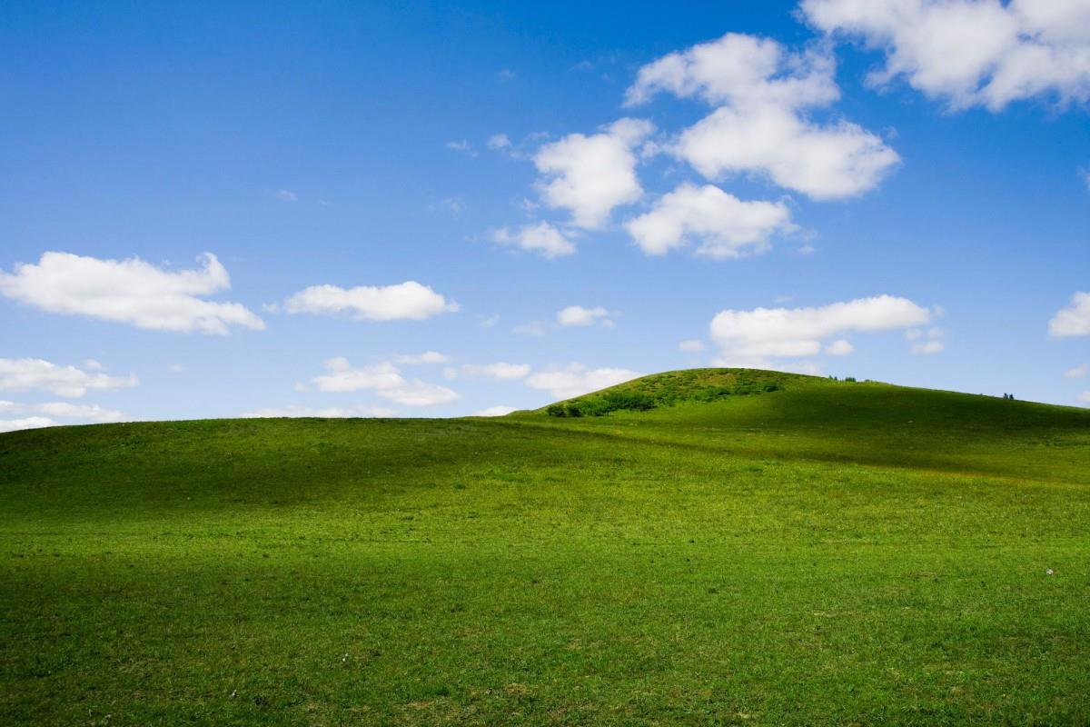 草原上的蓝天白云图片