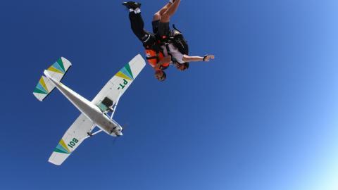 高空跳伞运动图片