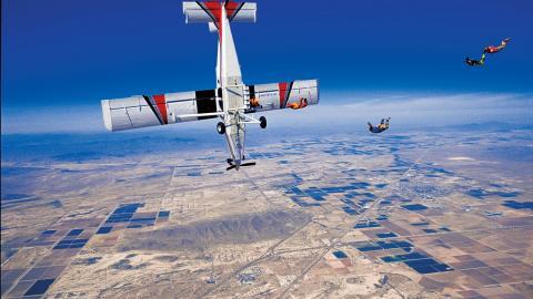 高空跳伞运动图片