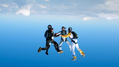 高空跳伞运动图片