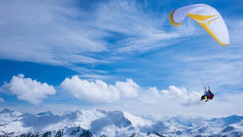 高空跳伞运动图片
