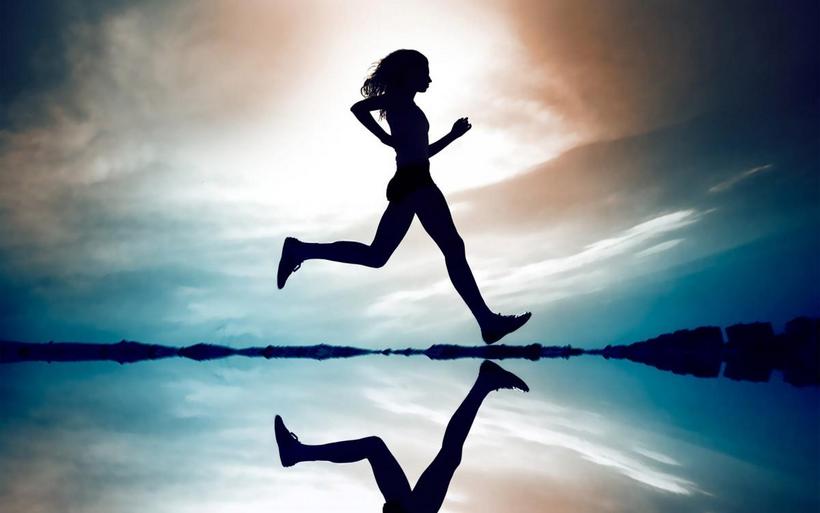 女性跑步运动图片