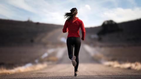 女性跑步运动图片