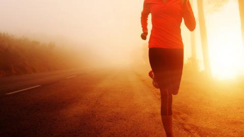 女性跑步运动图片