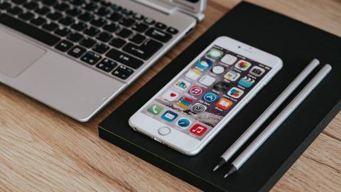 笔记本电脑和苹果手机图片