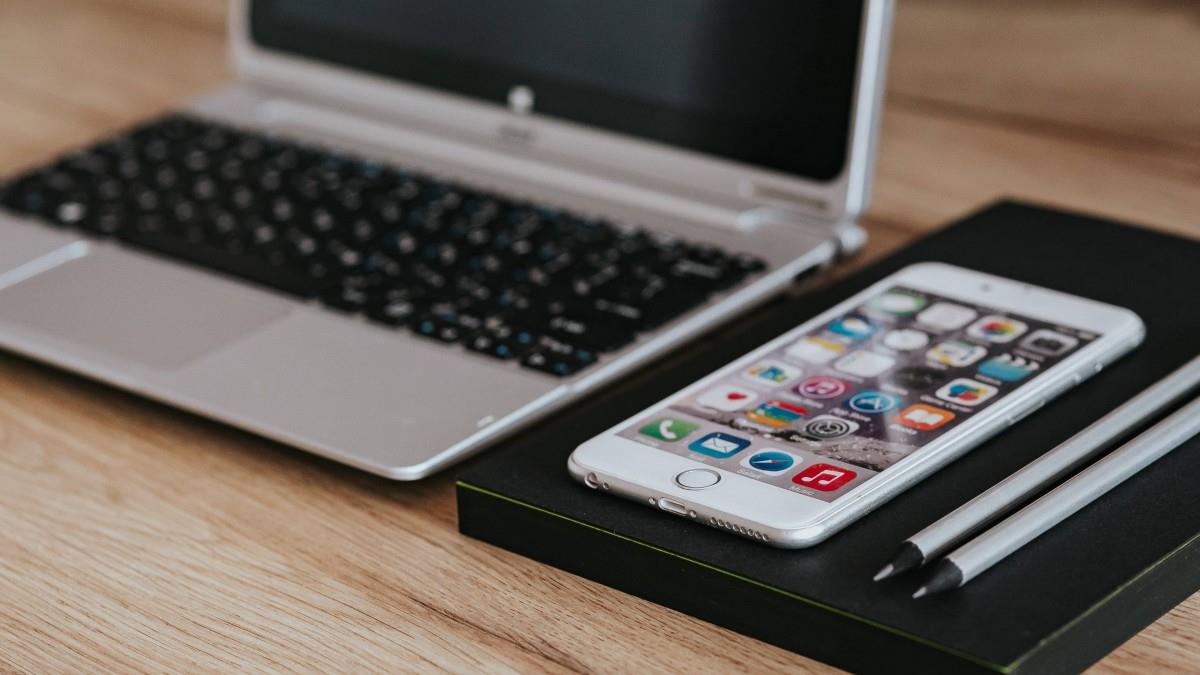 笔记本电脑和苹果手机图片