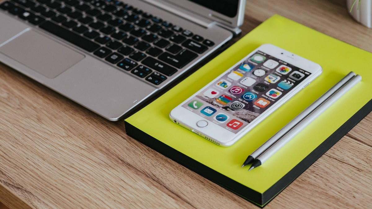 笔记本电脑和苹果手机图片