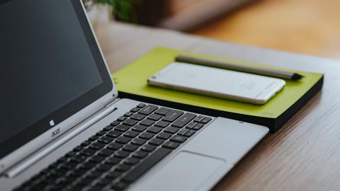 笔记本电脑和苹果手机图片