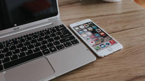 笔记本电脑和苹果手机图片