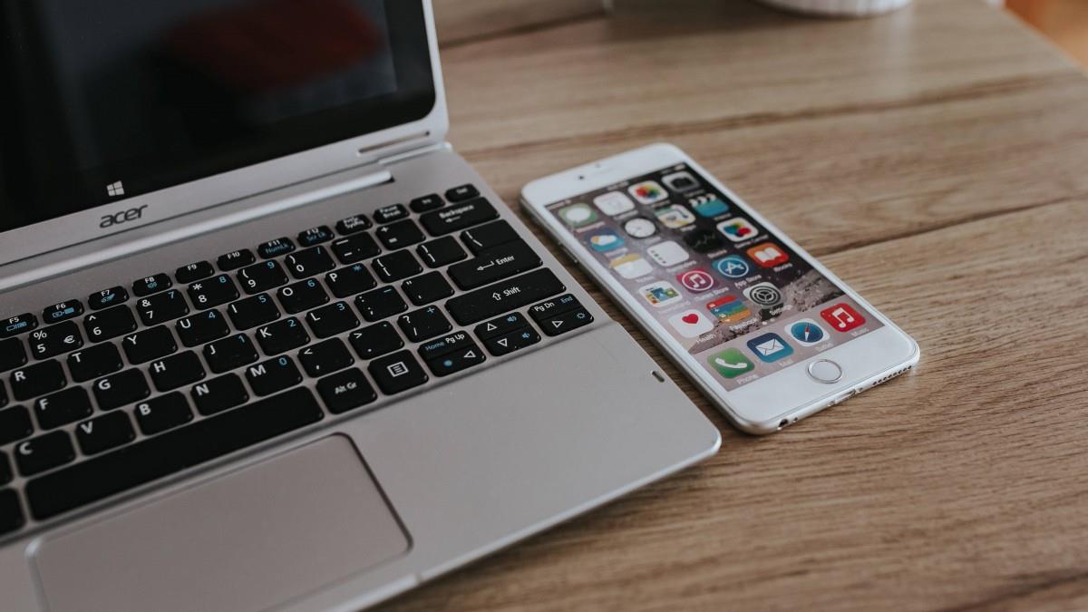 笔记本电脑和苹果手机图片