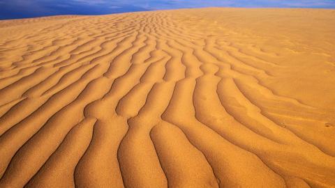 荒凉的沙漠戈壁风光