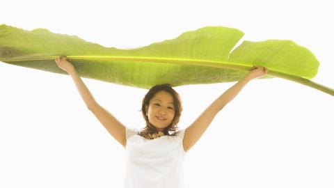 夏日海边沙滩女孩图片