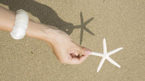 夏日海边沙滩女孩图片