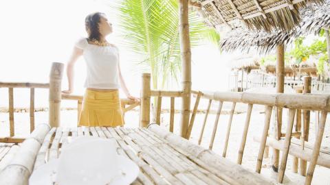 夏日海边沙滩女孩图片