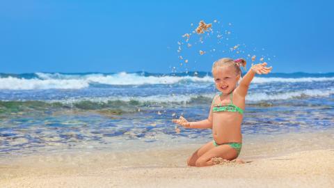 海边沙滩上玩耍的儿童图片