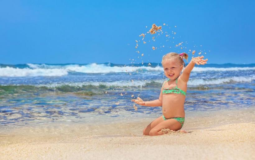 海边沙滩上玩耍的儿童图片