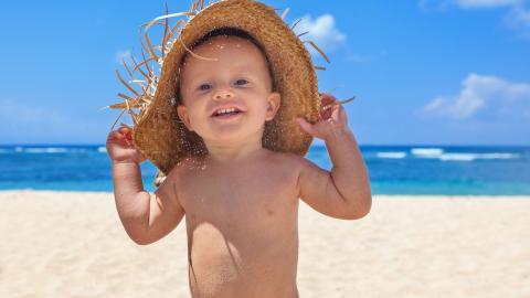 海边沙滩上玩耍的儿童图片