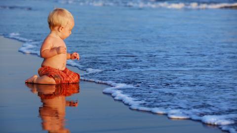 海边沙滩上玩耍的儿童图片