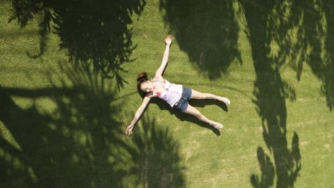 夏日海边沙滩女孩图片