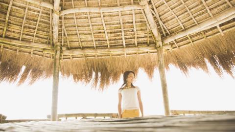 夏日海边沙滩女孩图片