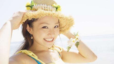 夏日海边沙滩女孩图片