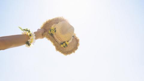 夏日海边沙滩女孩图片