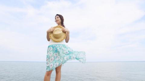 夏日海边沙滩女孩图片