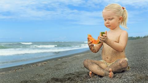 海边沙滩上玩耍的儿童图片