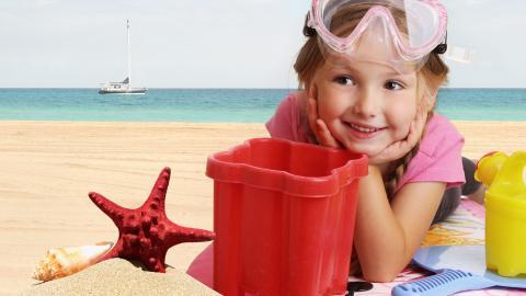 海边沙滩上玩耍的儿童图片