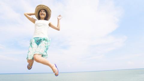 夏日海边沙滩女孩图片