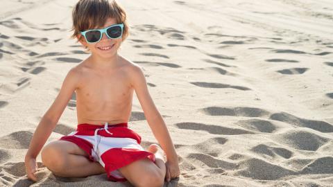 海边沙滩上玩耍的儿童图片