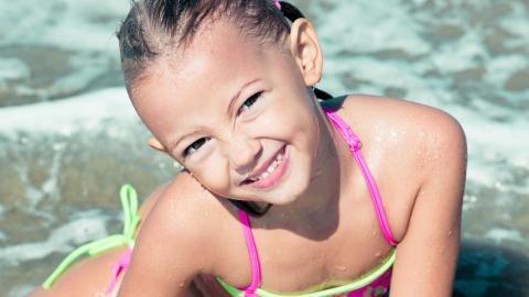 海边沙滩上玩耍的儿童图片