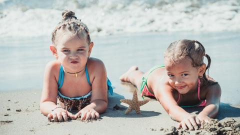 海边沙滩上玩耍的儿童图片