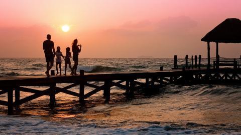 逆光人像剪影图片