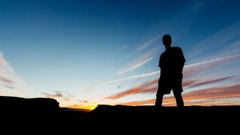 逆光人像剪影图片
