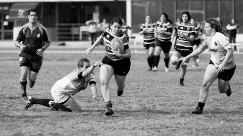 激烈橄榄球运动图片