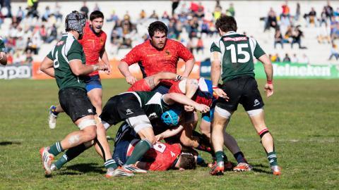 激烈橄榄球运动图片