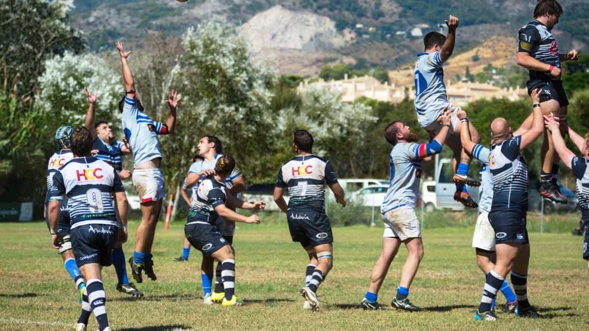 激烈橄榄球运动图片