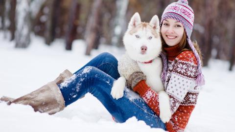美女与狗玩耍图片