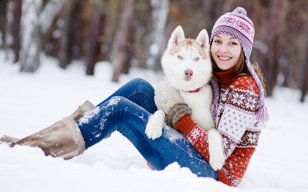 美女与狗玩耍图片